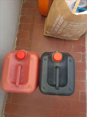 2nova plastična kanistera od 9L