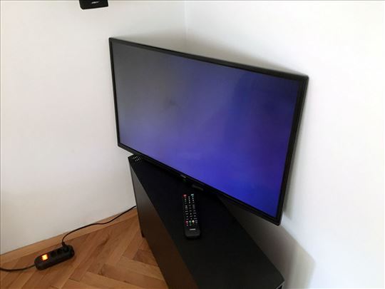 FOX 32" TV 32DLE70 Neispravan