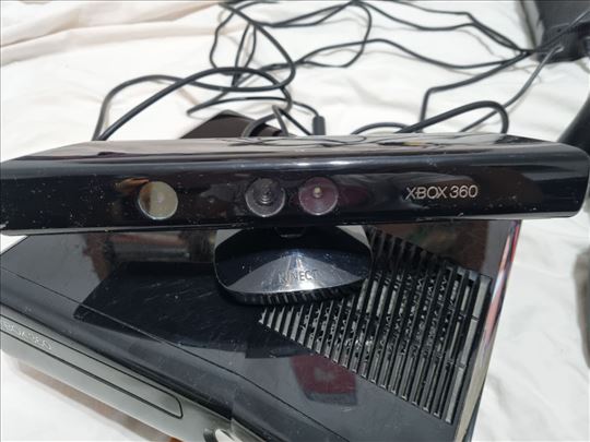 Xbox 360 sa Kinect kamerom 