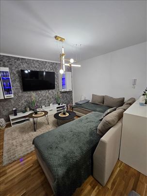 Novogradnja, 105m2 sa terasama, parking, namešten