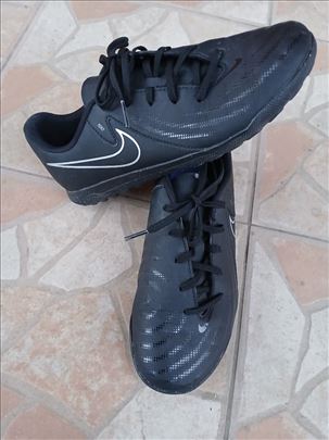 Patike za fudbal Nike Phantom br. 38