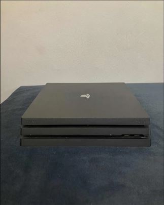 Playstation 4 Pro (2 dzojstika+5 igrica na CD)