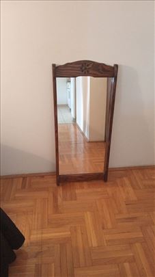 Ogledalo u ramu od punog drveta
