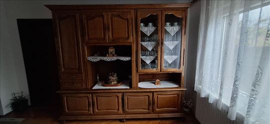Vitrina od punog drveta – očuvana i elegantna!