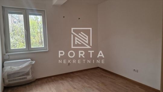 Zvezdara,ćetvorosoban stan 84m2 i 83m2 terasa sa v