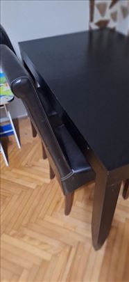 Trpezarijski sto