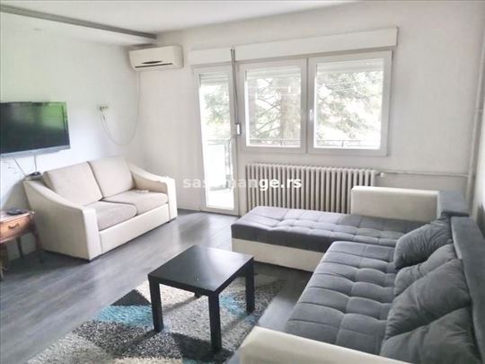 2.0 Majska ulica, Parking mesto