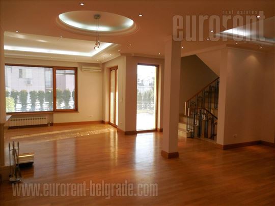 ID#9203, Izdavanje, Kuća, Dedinje, 300 m2 + 3,0 a