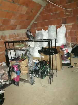 8 štendera za garderobu, 4 na točkove