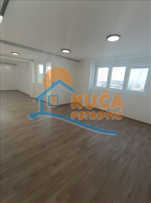 Izdaje se poslovni prostor 229m2 u strogom centru 