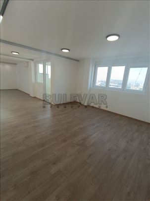 Izdaje se poslovni prostor 229m2 u strogom centru 