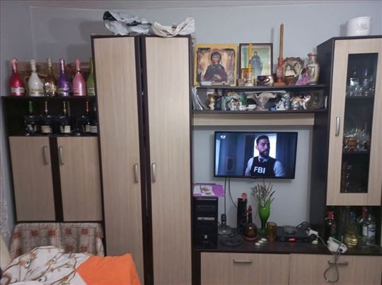 Na prodaju tv- vitrina 