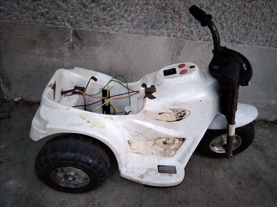 Deciji tricikl  na akumulator 6 V manji, polovan, 