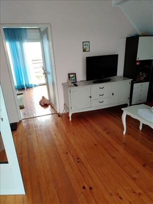 Dvoetažna kuća na prelepom placu