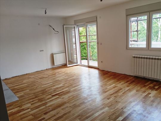 Kod Paunovog brega Banjica 55,37 m2 125000 e+pdv