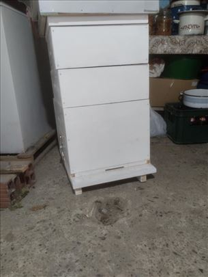 Na prodaju 2 košnice