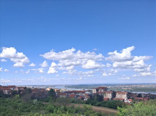 Potpuno sređen, sa pogledom na reku