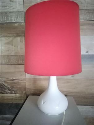 bela lampa sa crvenim abažurom