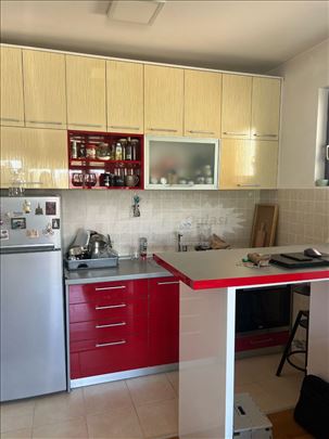 Garsonjera u mirnom kraju Zemuna sa garažom 