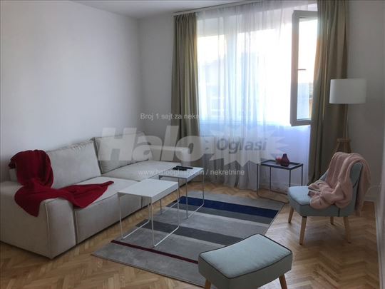 Renoviran dvosoban stan, strogi centar