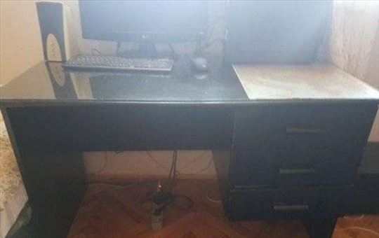 Drveni radni sto, stolica i staklo za sto