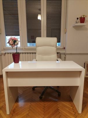 Radni sto i radna fotelja 