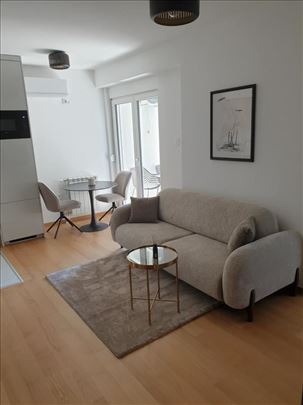 Nov,moderan 1,5 soban stan sa garazom,30.1m2,Centa