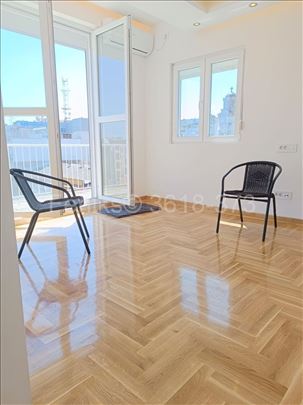 Stan za izdavanje, terasa, centar, ID-10261