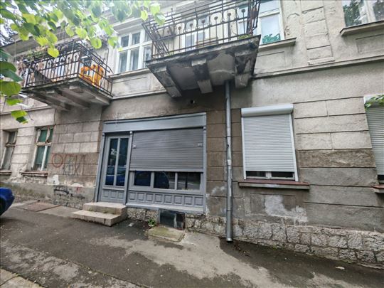 Deo kuće -2 stana + lokal + vlasništvo 1/3 parcele