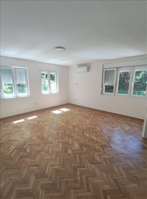 Kuca na Karaburmi 100m2 garaza i dvoriste