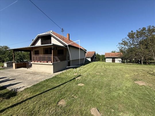 Kuća Ripanj , Kragujevački put, 67.5ari placa ID#1