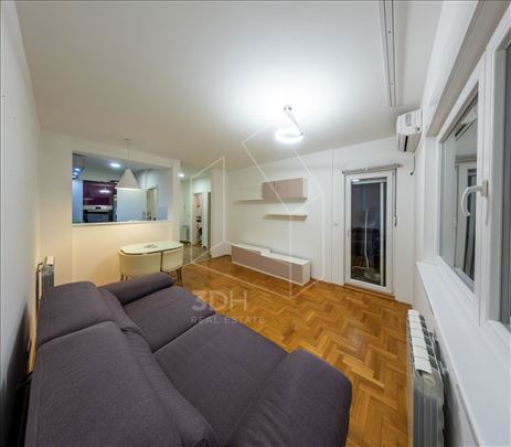 Novi Beograd 45m2 sa lođom, blok 72, renoviran