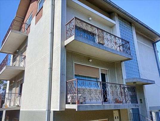 Odlična kuća od 552m2 na 8 ari placa