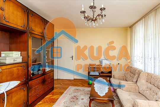 Na prodaju trosoban stan, 72m2 na Trgu kralja Alek