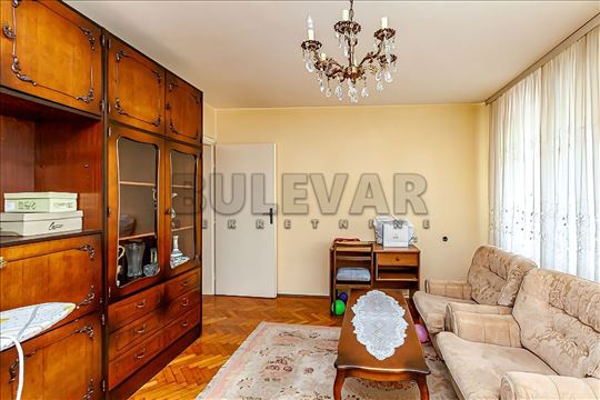 Na prodaju trosoban stan, 72m2 na Trgu kralja Alek