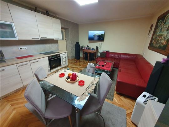 Troiposobni stan 78m2, u centru