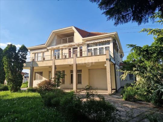 Moderna vila sa bazenom i velikim placem – Surčin