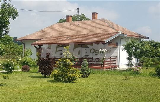 2 kuce na placu od 17 ari,na glavnom putu