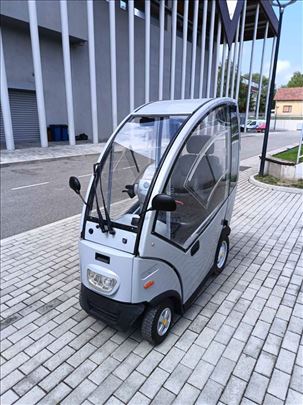 Električni skuter sa kabinom