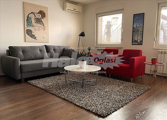 Konforan moderno dizajniran stan, sunčan, miran