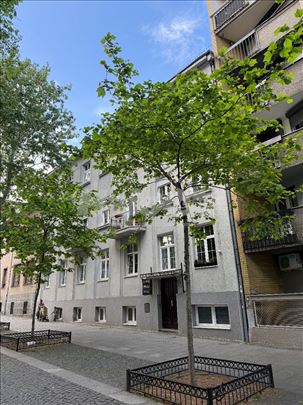 S.Bana, pešačka z.: Troetažni stan za renoviranje 