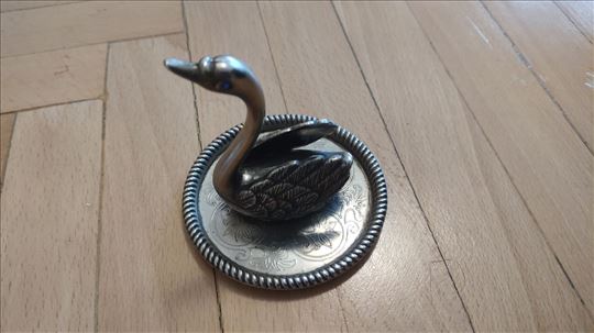 Posrebrena figura labuda