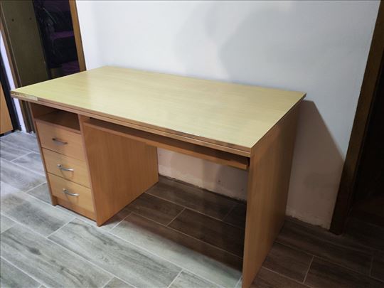 Prodajem radni sto 1,3 m x 0,68 m