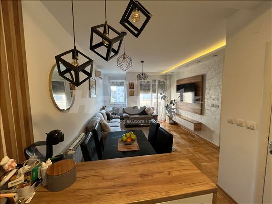 2.5 soban LUX odmah useljiv Uknjizen KAPARISAN 