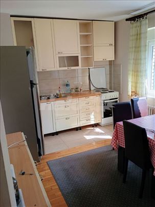 Izdajem trosoban, kompletno sredjen stan u Žarkovu