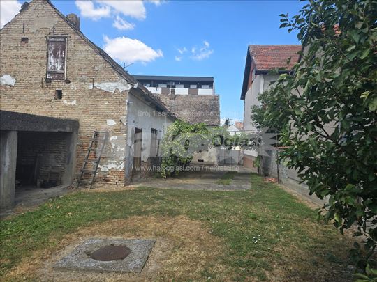 Ruma, centar prva zona plac sa kućom