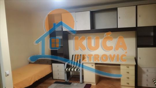 Izdaje se odličan dvoiposoban stan u centru Niša, 