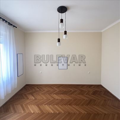 Izdaje se poslovni prostor u centru, 120m2