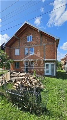 Kuća površine 300m² na odličnoj lokaciji u Maršiću