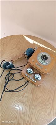 Prodajem stari drveni zidni telefon ispravan 